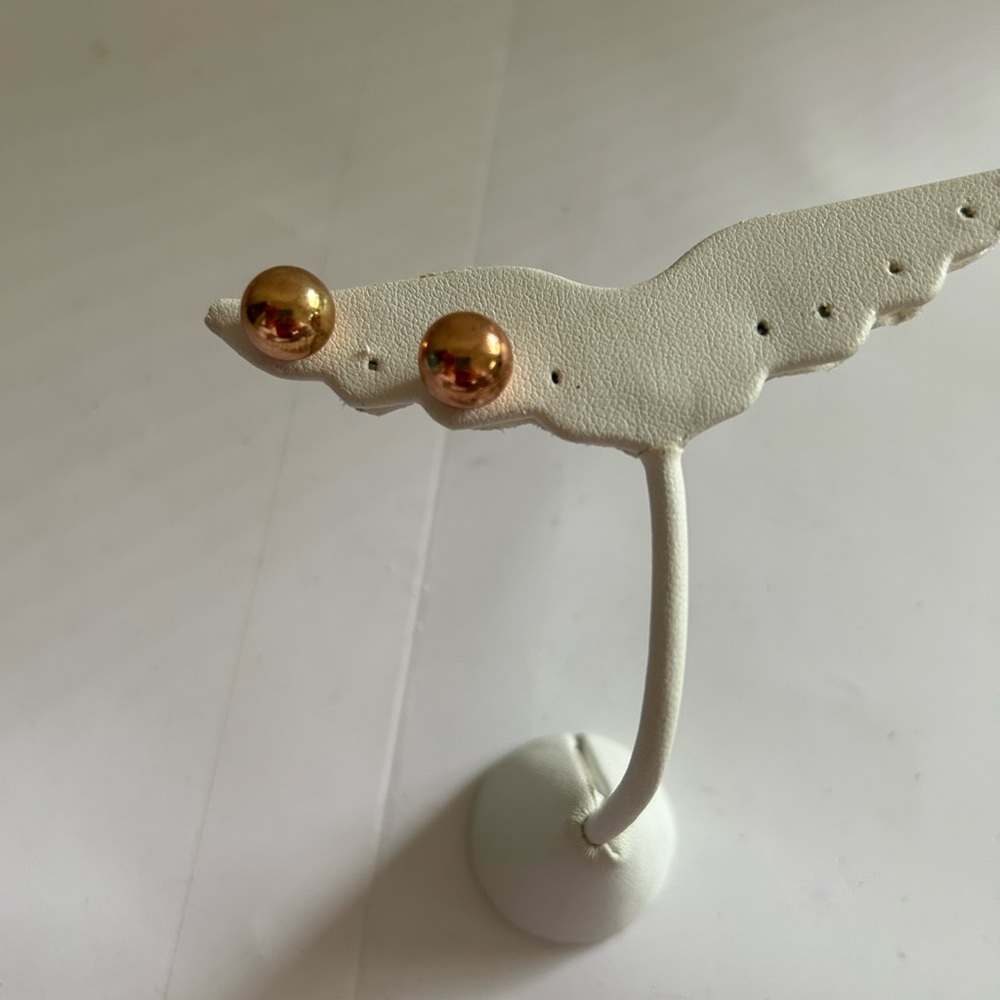 Ball stud earrings